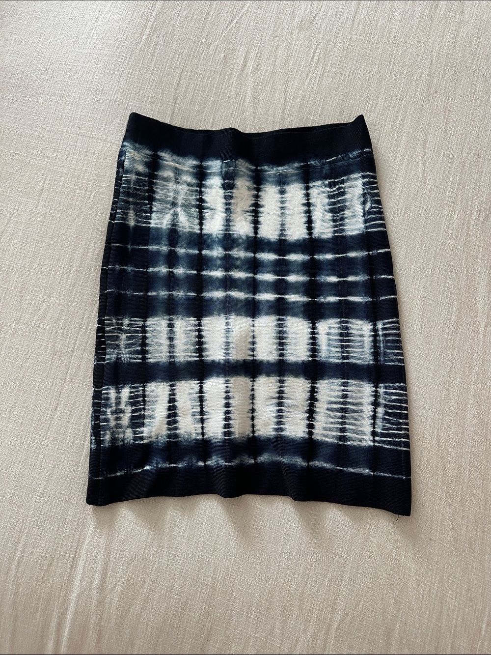 BCBGMAXAZRIA Black & White Tie-Dye Knit Bandage Skirt – Size Small